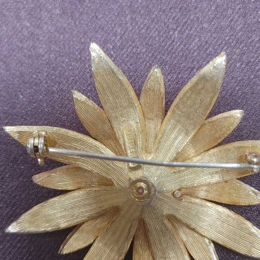Kramer VTG Elegant Gold Flower Brooch